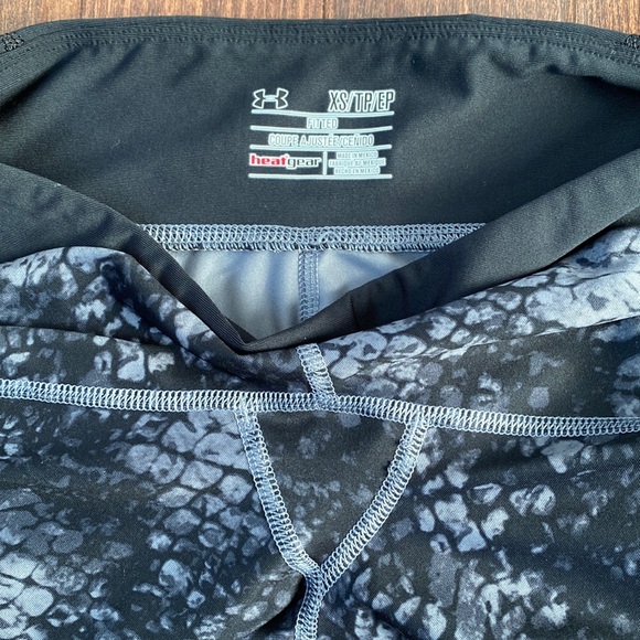 Under Armour HeatGear fitted leggings in patterned grey, XS - Picture 2 of 3